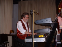 Karl-Heinz an seinen Keyboards